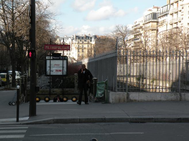  Une entrée du métro Pasteur